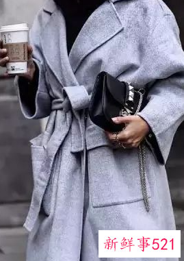 灰色大衣可配浅蓝色毛衣吗