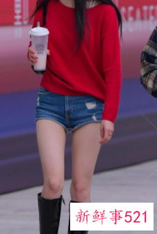 红色铆钉高跟鞋搭配