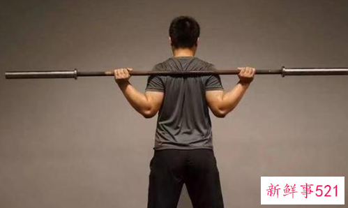 杠铃深蹲杠铃杆的位置