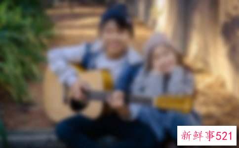 一个12岁小女孩用柔弱的双肩托起了四个大学生哥哥二