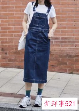 牛仔吊带裙怎么穿