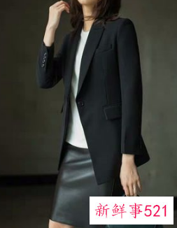 黑色长款西装里面搭配什么衣服