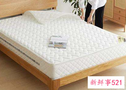 年轻人睡硬床好还是软床垫好