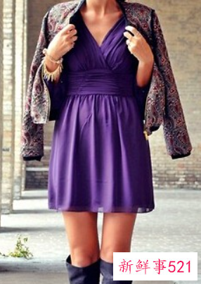 紫色连衣裙配什么颜色袜子