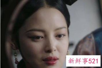 装单纯的女生的表现