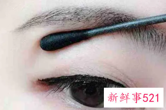 怎么画眼妆显眼睛大