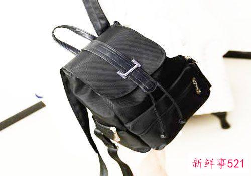 黑色背包怎么搭配