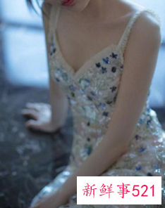 吊带露肩怎么穿