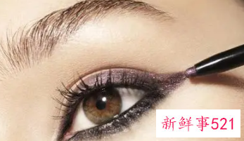 怎么画眼妆显眼睛大