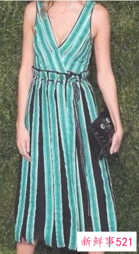 黑色凉鞋搭配什么裙子