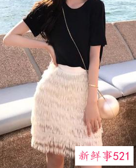 黑色t搭配什么裙子