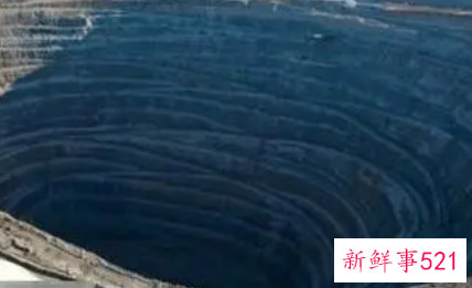 梦见大深坑是什么意思