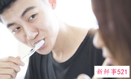 男生看到喜欢女生的反应