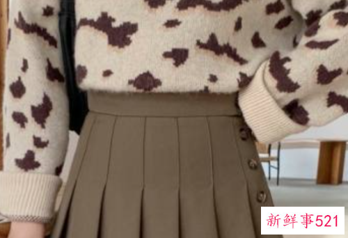 咖色半身裙搭配什么颜色上衣好看