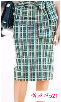 黑色凉鞋搭配什么裙子