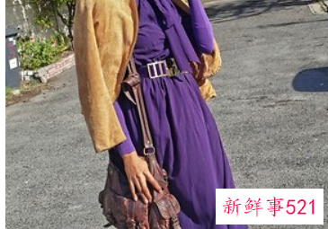 紫色连衣裙配什么颜色袜子