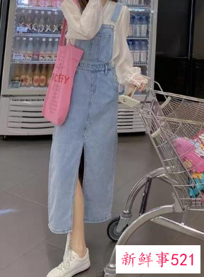 牛仔吊带裙怎么穿