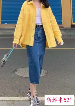 蓝色牛仔裙可以配什么衣服