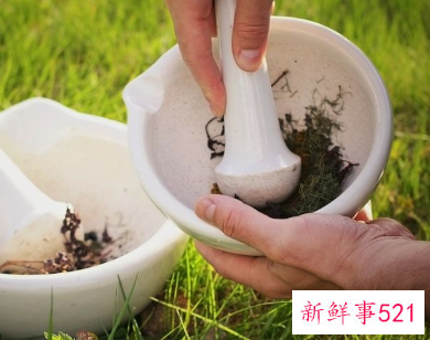 白色皮革上的茶渍