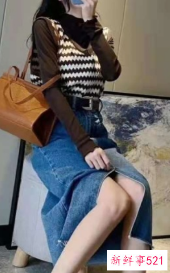 蓝色牛仔裙可以配什么衣服