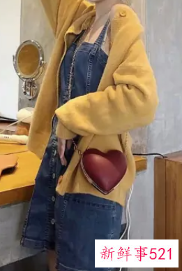 牛仔吊带裙怎么穿