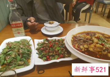 梦见和一群人去吃饭然后看见熟人