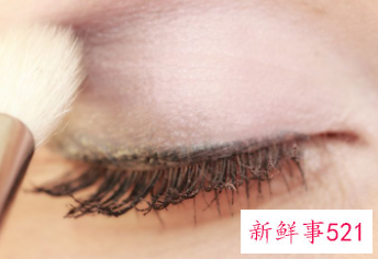 睫毛膏晕妆怎么办啊