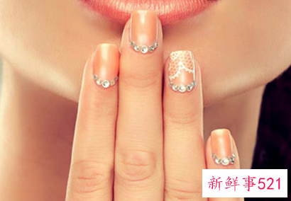 美甲卸甲片疼吗