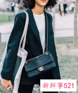 黑色长款西装里面搭配什么衣服