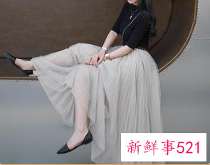 半身裙杏色要搭配什么上衣好