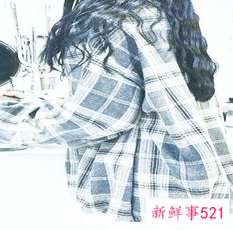 蓝色宽松上衣下身如何搭配