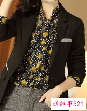 黑色长款西装里面搭配什么衣服