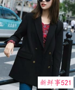 黑色长款西装里面搭配什么衣服