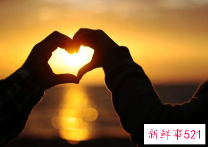 一个女孩问你是谁怎么幽默的回答