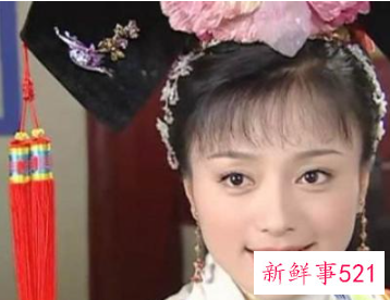 装单纯的女生的表现