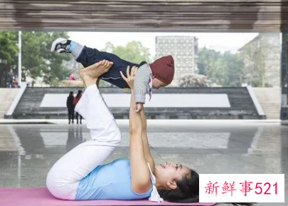 不同时期的亲子瑜伽