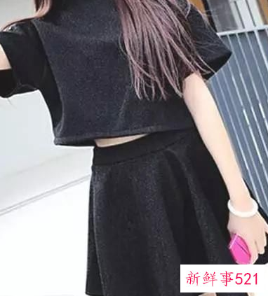 黑色t搭配什么裙子