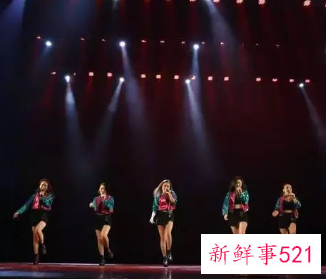 梦见很多人在舞台上表演