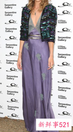 紫色连衣裙配什么颜色袜子