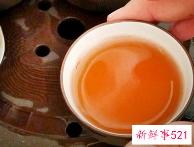 白色皮革上的茶渍