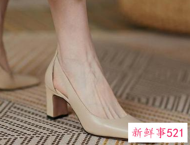 凉鞋黑色和白色哪个好看