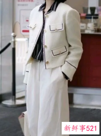 白色短款小香风外套搭什么