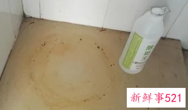 瓷砖被强碱腐蚀后变黑