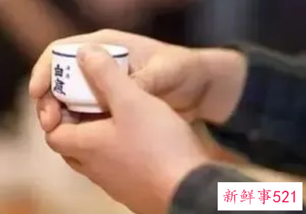 双手敬酒是什么意思