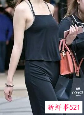 夏季怎样穿吊带好看