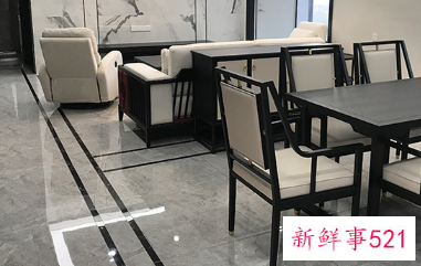 瓷砖被强碱腐蚀后变黑