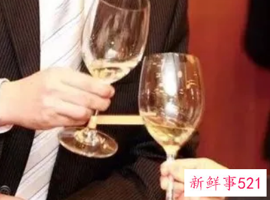 双手敬酒是什么意思