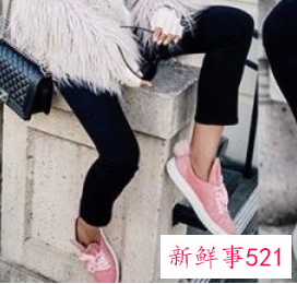 女式小白鞋怎么穿