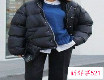 浅蓝色毛衣配什么大衣