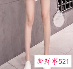 女式小白鞋怎么穿